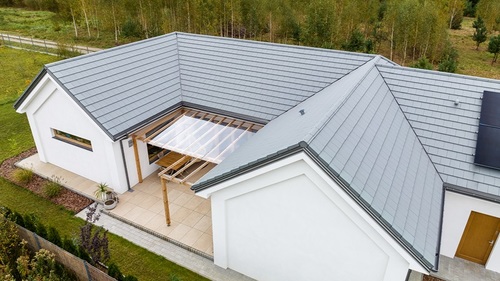 Dachówka nie musi być ceramiczna - o zaletach dachówek betonowych